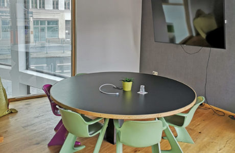 CoWoS Coworking Kleiner Meetingraum Mit Tisch Und TV
